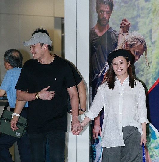 阿娇蜜月后甜晒大钻戒,阿娇钻戒和张馨予钻戒