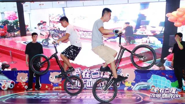 世界杯开幕人群组成球员踢球,百度世界杯活动