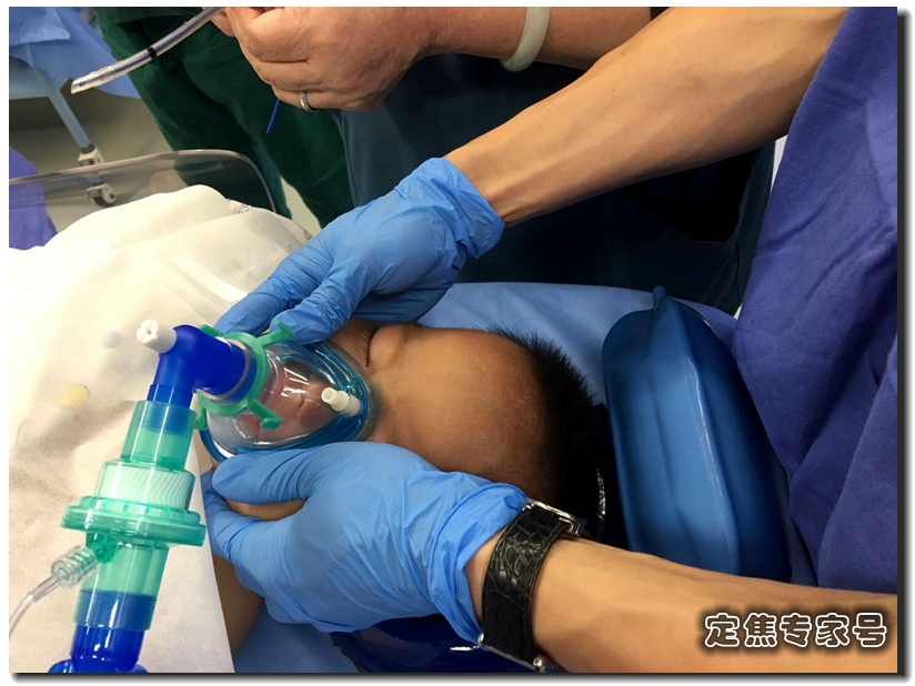 哭的时候额头爆青筋，手术发现脑子里有个“小苹果”在偷血