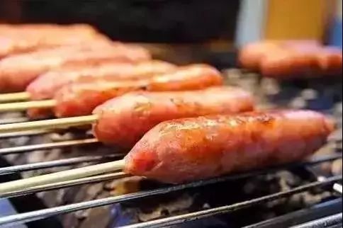 网上卖的火山石烤肠是什么肉做的,街边两块钱的烤肠里到底是什么肉