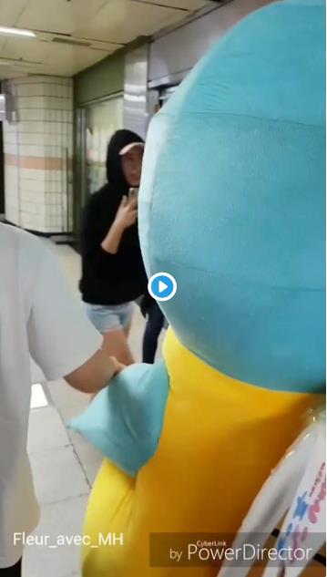 国民队长JR穿着杰尼龟玩偶服去认证粉丝的礼物,真的是超级暖心!