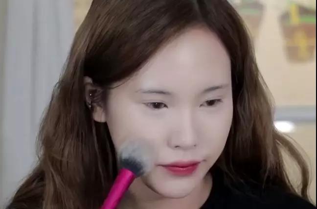 眼睛小睫毛短？学会这几招立马让眼睛放大两倍，堪称诈骗级化妆术