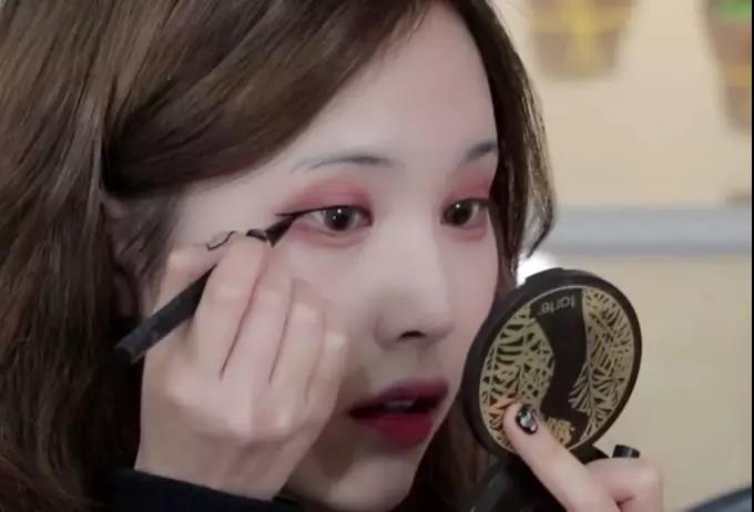 眼睛小睫毛短？学会这几招立马让眼睛放大两倍，堪称诈骗级化妆术