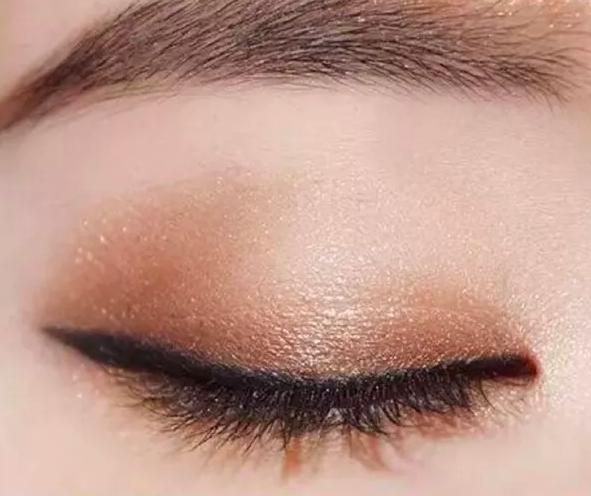 零基础新手一学就会的眼影画法,新手单色眼影的自然画法教程