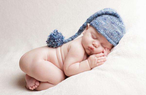 小婴儿每天都不哭是不是不好,爷爷探视新生儿宝宝突然哭闹不止