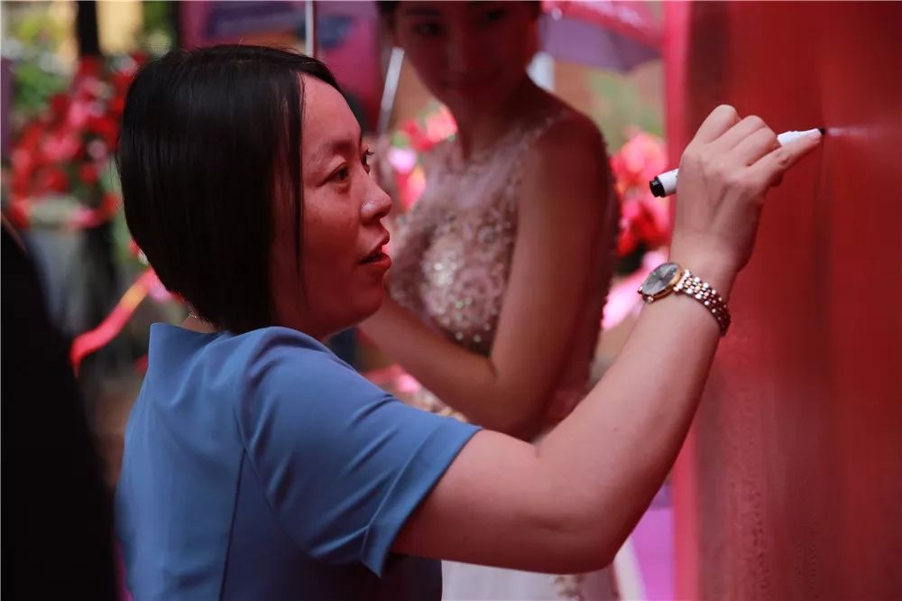 香港红苹果家具石家庄旗舰店盛大开业