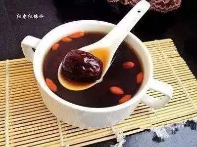 大姨妈来了血色发黑,大姨妈发黑怎样调理最好