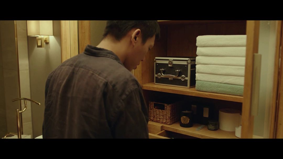 李沧东改编村上春树的《燃烧》，细思恐极的隐喻和谜团全为你破解