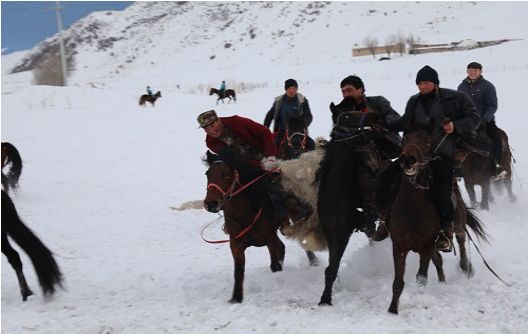 哈萨克民族叼羊视频,哈萨克族叼羊大赛震撼视频