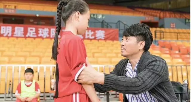 新快报：大学教师创作电影小说，讲述广东的足球之乡梅州留守儿童的足球梦