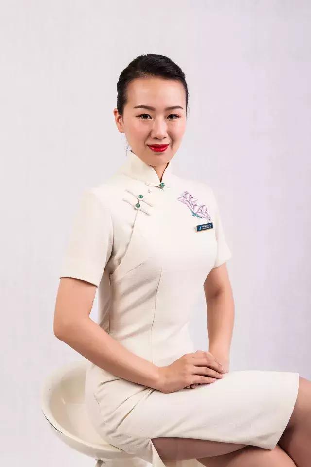 这些空姐都是正宗女球迷