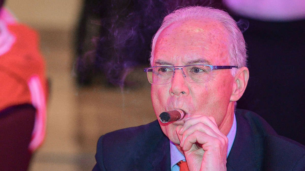 日韩世界杯黑暗时刻贝肯鲍尔,贝肯鲍尔君临天下庆祝动作