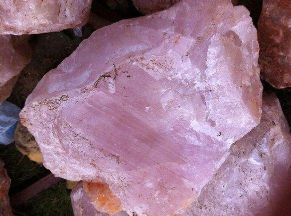 这石头有水果名字，有人称它为女性之石或一月出生者的守护石