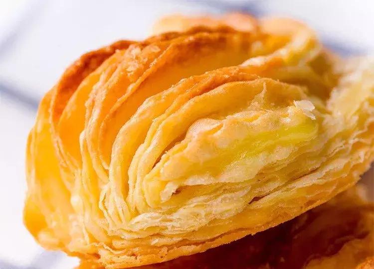 层层酥脆奶香浓郁太好吃了,榴莲酥有层次的酥皮