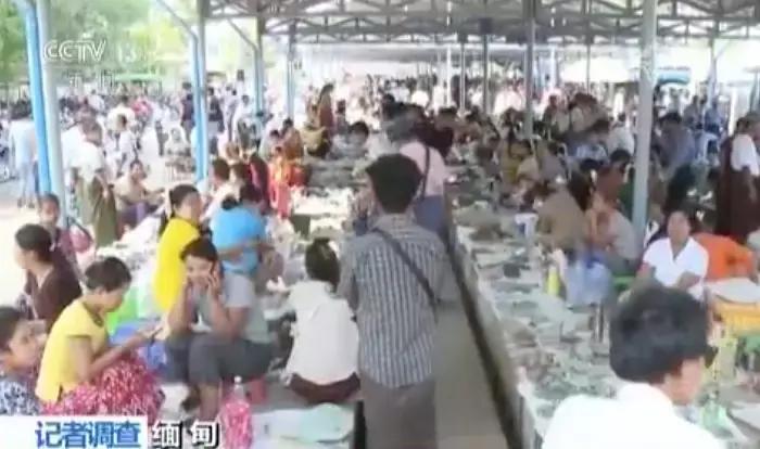 缅甸翡翠现场的翡翠是真的吗,翡翠造假染色视频