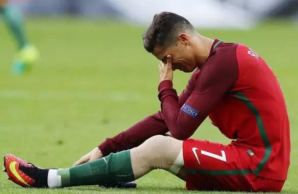 足坛令人伤感的告别布冯,男儿有泪不轻弹足球图片