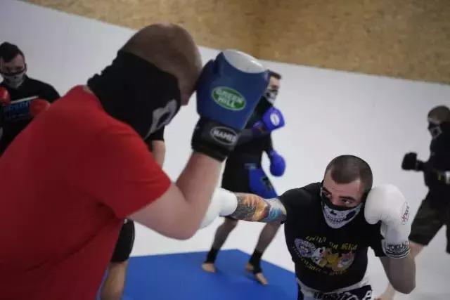 俄罗斯足球流氓打架斗殴,俄罗斯暴打英国足球流氓