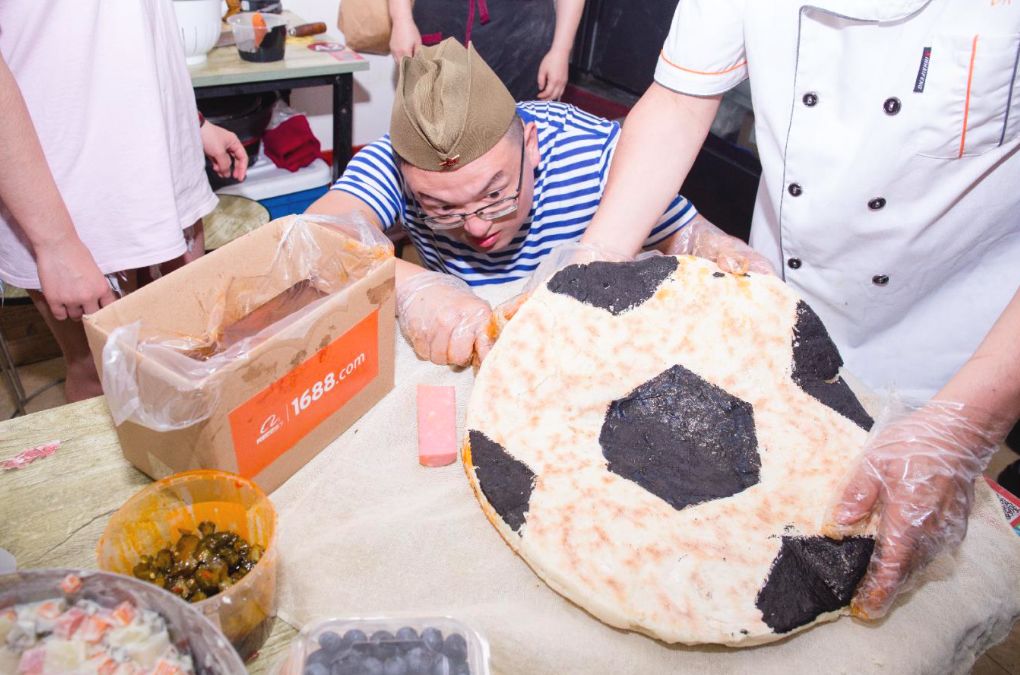 杭州肉夹馍店老板开卖世界杯套餐，网易、华为员工争着入伙