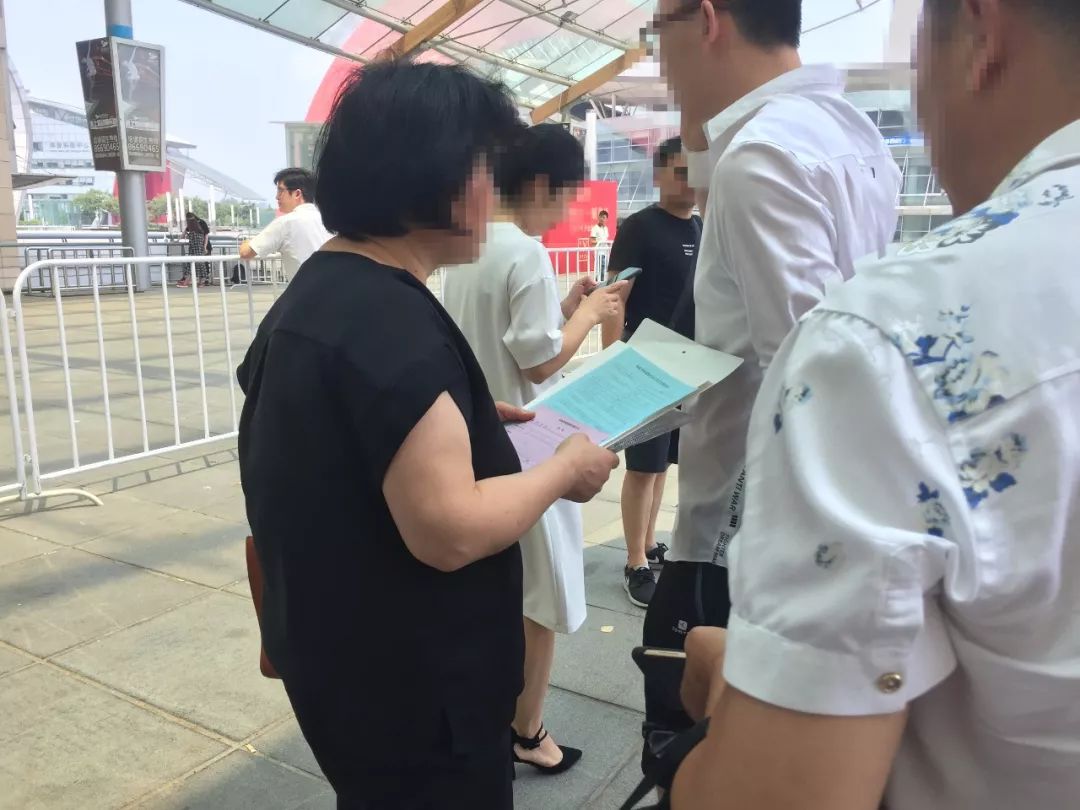 河西开盘:现场踢足球,弄错号码喊来警察,还有盘首付降至三成……