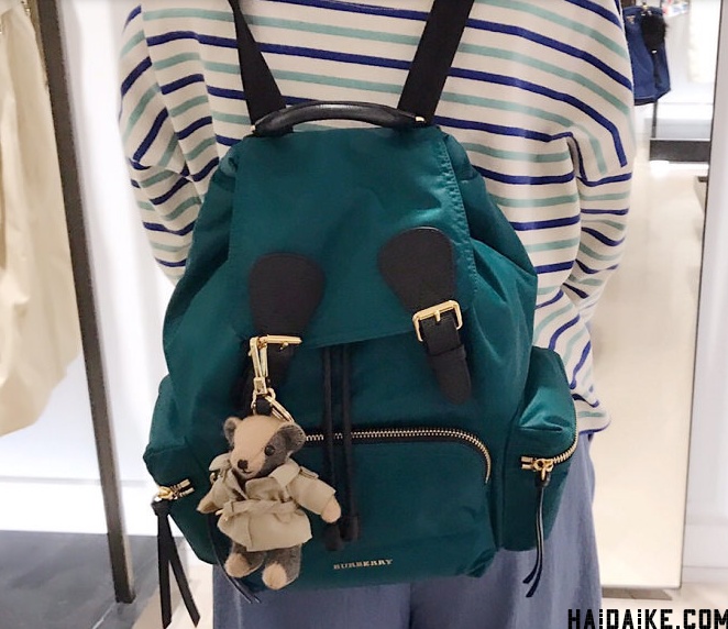 burberry军旅双肩包中号上身图,23年burberry包