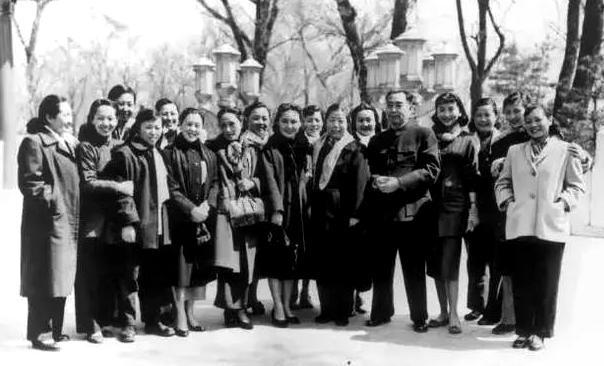 她是“长城三公主”之一，被夸“上帝的杰作”，岑范一见误终身