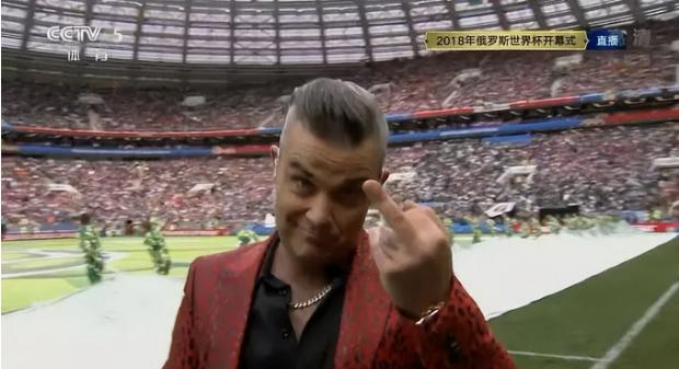 开幕式奏唱国歌,开幕式上竖中指