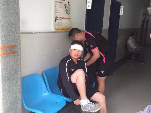 街头男孩踢足球,小县城踢野球的男人