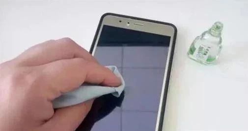 手机屏幕太脏了正确处理方法,手机后屏脏东西怎么处理