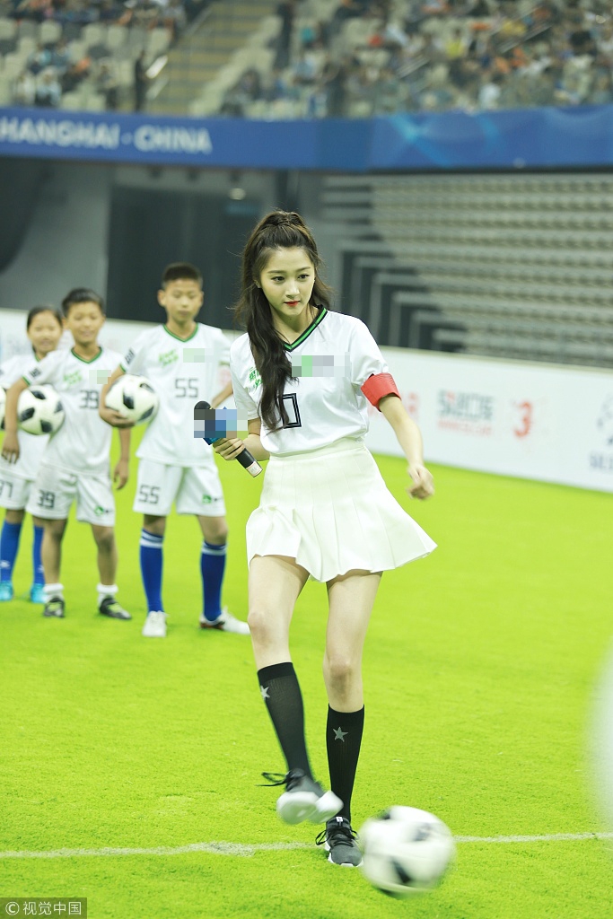 关晓彤踢足球的时候穿白裙,关晓彤踢足球比赛