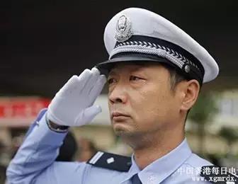 图中交通警察的手势是什么信号,科四交通警察手势信号图解