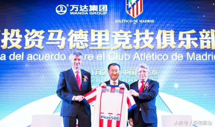 足球在绿茵场滚动,在绿茵场上肆意奔跑的快乐