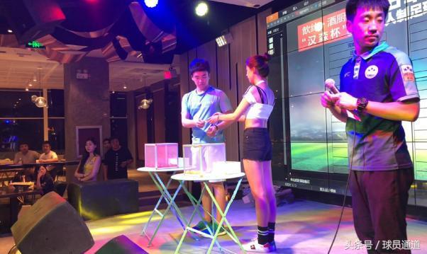 世界杯喝啤酒看球赛,世界杯踢球喝酒