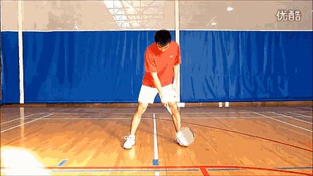 在羽毛球场上怎样用球训练步伐,羽毛球步法球场练习