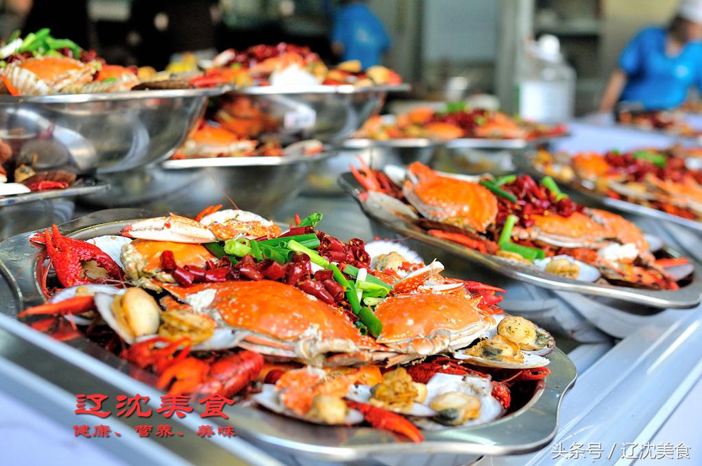 世界杯开幕球迷狂欢,世界杯预选赛沈阳足球现场球迷