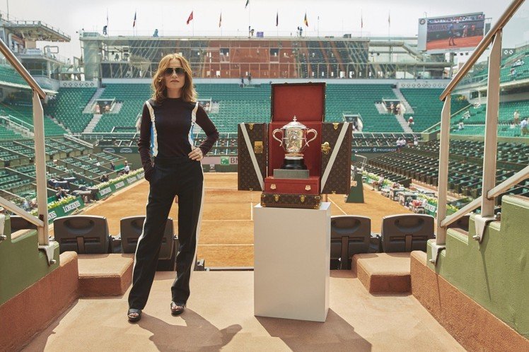 LV太子妃亲自护驾大力神杯，俄罗斯舒淇成最吸睛世界杯大使