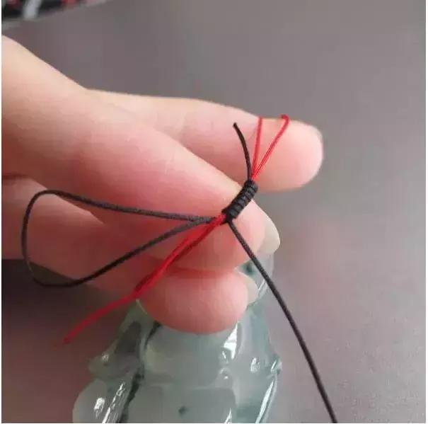 吊坠扣头绳子绑法,有金扣头的吊坠如何绑绳子