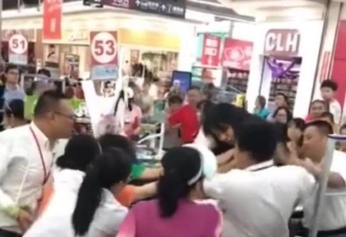 超市两名女员工打架,超市两名女人打架