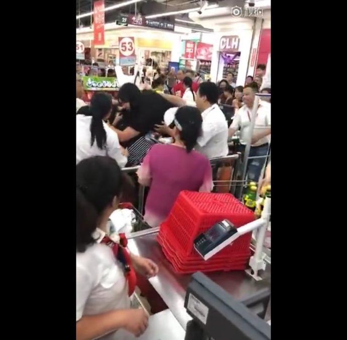 超市两名女员工打架,超市两名女人打架