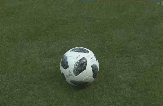 世界杯第一个被踢破的球诞生，可见法国和澳大利亚拼的有多凶