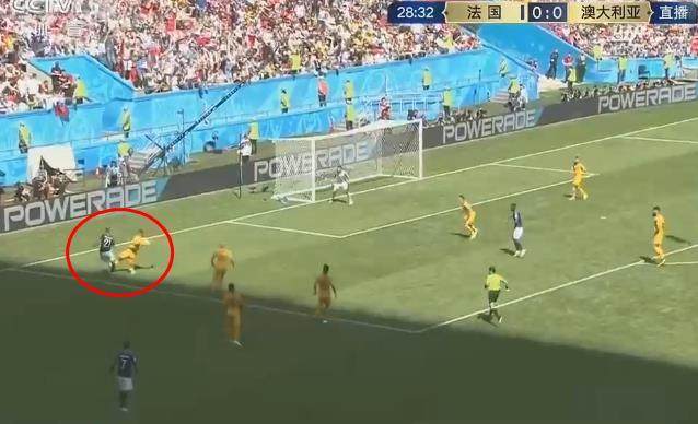 世界杯第一个被踢破的球诞生，可见法国和澳大利亚拼的有多凶