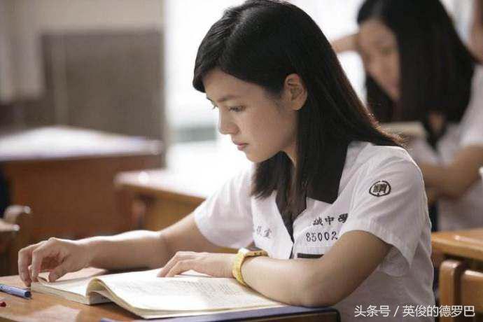 女神也是球迷!陈妍希这张照片萌呆了,顶着足球帽庆祝C罗进3球