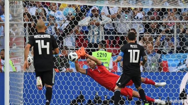 冰岛国家男子足球队主帅,冰岛的守门员是牙医