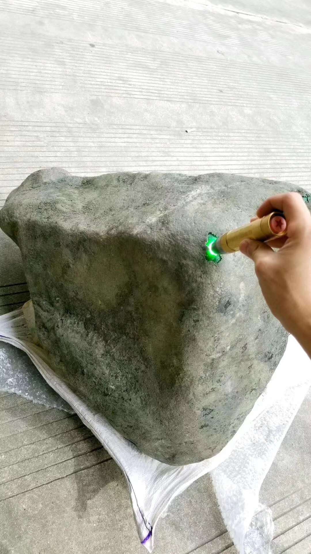 翡翠原石哪里的会出帝王绿,什么样的翡翠原石绝对满绿