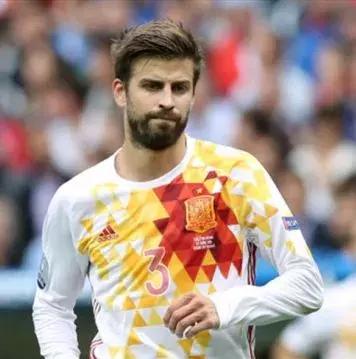 女生伪球迷看世界杯,伪球迷足球女孩