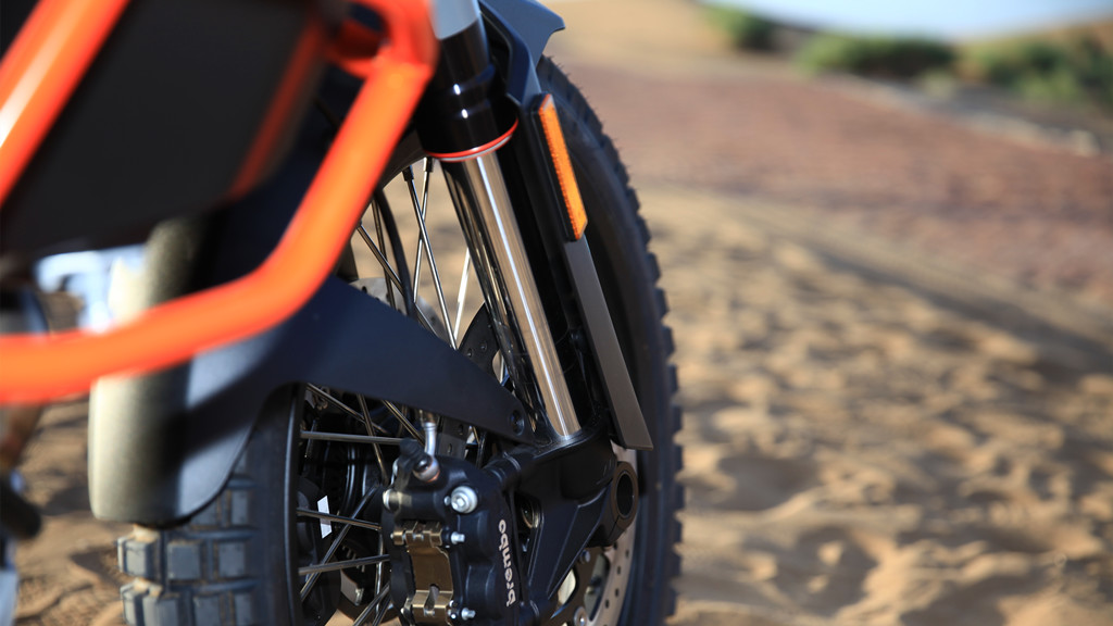 2018款ktm1290s测试,ktm1290advs版22款与23款区别