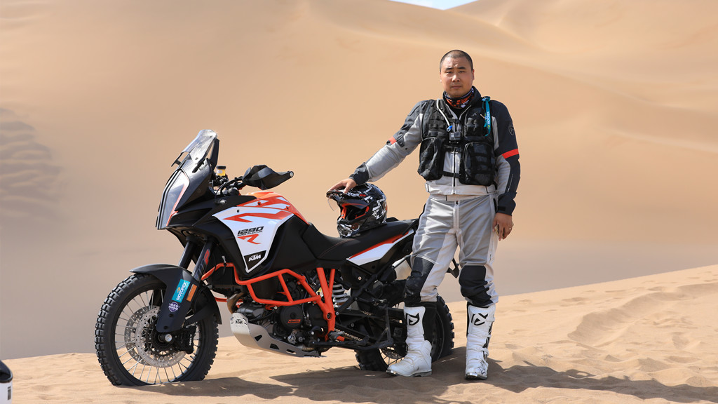 2018款ktm1290s测试,ktm1290advs版22款与23款区别