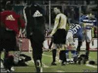 足球搞笑名场面手顶球,搞笑足球神操作