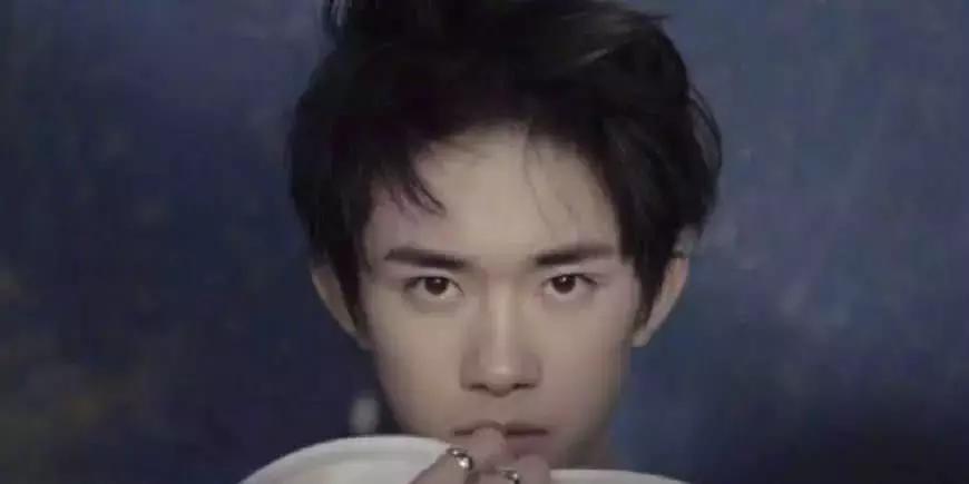 易烊千玺让胖虎给“妈妈”买冰淇淋，太暖心了