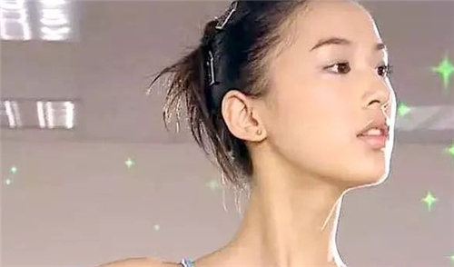 黄圣依带儿子踢足球却被一双大长腿抢镜