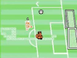 在这款比拼技巧的足球游戏中,所有玩家都努力“踢烂”对手的屁股